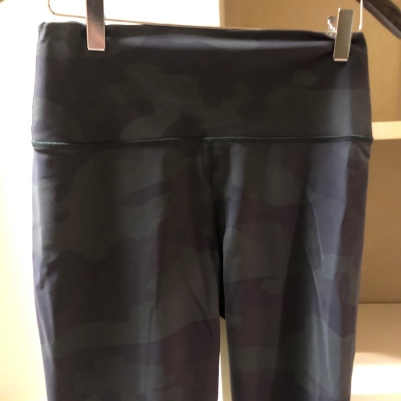 ALO Yoga Pants - Alo Yoga High Waist Vapor Legging - Camo